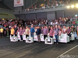 Malam Mingguan, Ahok Nonton Film Bareng Pendukungnya