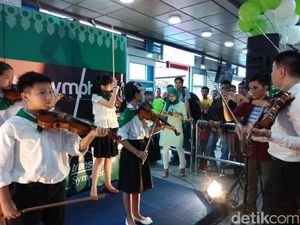 Transjakarta Gaet Pengamen Isi Pertunjukan Musik di Halte