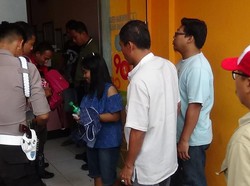 Keributan Paksa Polisi Tutup Sementara Sebuah Rumah Karaoke