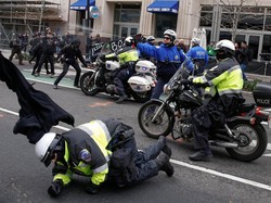 Lakukan Vandalisme, Demonstran Anti-Trump Ricuh dengan Polisi