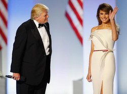 Gaun Minimalis Melania Trump di Dansa Pertama Malam Inaugurasi