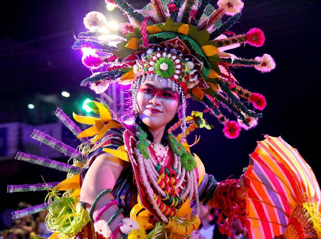 Indonesia Tampilkan Kostum Dayak & Mentawai di Parade Festival Payung Bo Sang