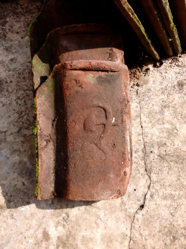 Genteng Berlogo Palu-Arit di Lumajang Produksi Lama, Jumlahnya 300-an