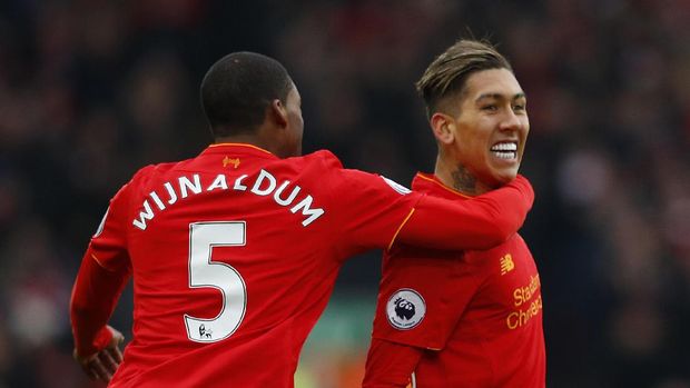 Roberto Firmino usia menjebol gawang Swansea City di Anfield, Sabtu (21/1/2017)
