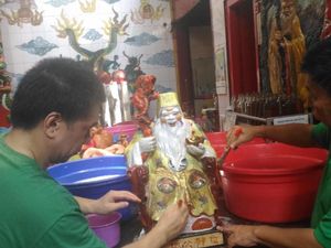 Patung Dewa di Kelenteng Cokro Dibersihkan Jelang Imlek