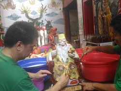 Patung Dewa di Kelenteng Cokro Dibersihkan Jelang Imlek