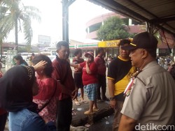 Cegah Penjarahan, Polisi Larang Pedagang Masuk Pasar Senen