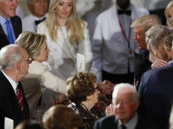 Saat Trump dan Hillary Berjabat Tangan Setelah Pelantikan