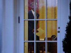 Obama Tinggalkan Surat Tulisan Tangan untuk Trump di Ruang Oval