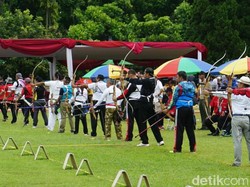 Aksi Presiden Jokowi di Lomba Panahan