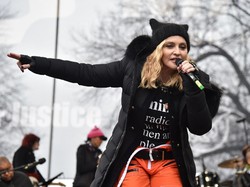 Selebriti Ikut Aksi Protes Donald Trump Bersama Ratusan Ribu Wanita