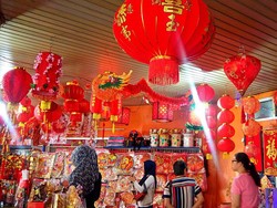 Jelang Imlek, Toko Aksesoris di Glodok Ramai Diserbu Pembeli