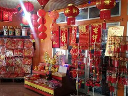 Jualan Aksesoris Imlek, Pedagang di Glodok Raup Omzet Ratusan Juta