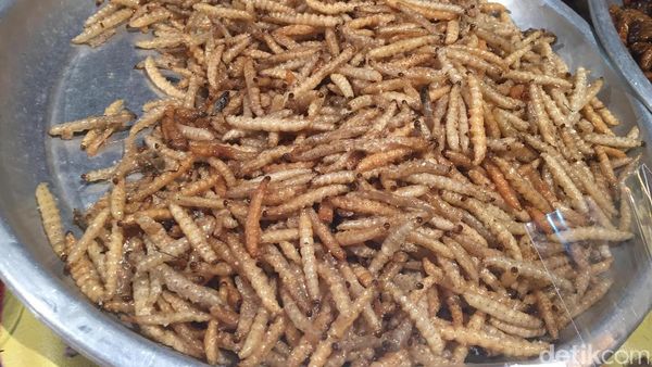 Suguhan di Pasar Malam Thailand: Ulat Goreng