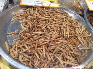 Suguhan di Pasar Malam Thailand: Ulat Goreng