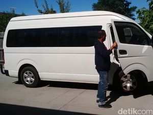 Di Melbourne, Denny Indrayana Nyambi Jadi Sopir