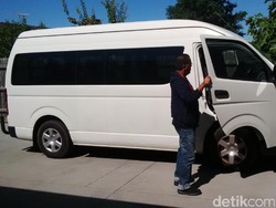 Di Melbourne, Denny Indrayana Nyambi Jadi Sopir