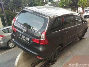 Sopir Ngantuk, Mobil MPV Nyangkut Separator Busway