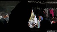 Pedagang Pasar Senen Berjualan di Bahu Jalan