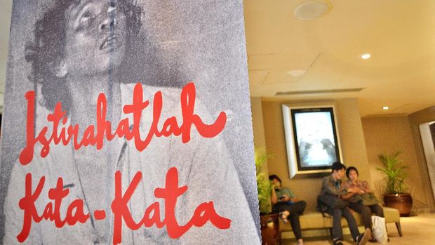 FILM KISAH PENYAIR WIJI THUKUL Pengunjung menunggu waktu pemutaran film saat nonton bersama film