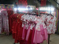 Mendulang Rupiah dari Jualan Baju Cheongsam Jelang Imlek