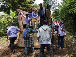 Puskesmas Ini Sibuk Jadi Pencari Mas Hingga ke Kaki Gunung
