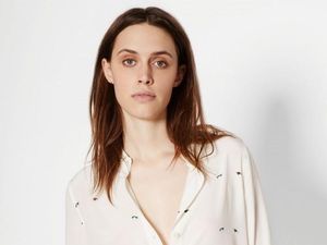 Jadi Desainer, Kate Moss Rancang Kemeja Terinspirasi David Bowie