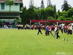 Banyak Mengenai Warna Biru, Begini Aksi Jokowi Memanah