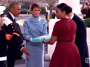 Terungkap! Kado Misterius Michelle Obama dari Melania Trump Saat Inaugurasi Terungkap! Kado Misterius Michelle Obama dari Melania Trump Saat Inaugurasi