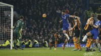 Gary Cahill menggenapi gol Chelsea pada menit 81. Reuters/Andrew Couldridge.