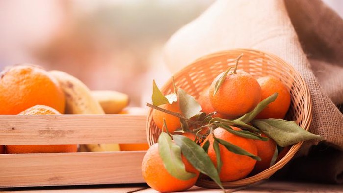 Dalam perayaan imlek, jeruk mandarin sangat gampang dijumpai. (Foto: Straits Times / iStock) Dalam perayaan imlek, jeruk mandarin sangat gampang dijumpai. (Foto: Straits Times / iStock)