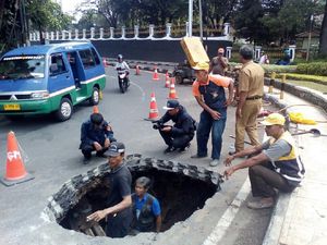 Aspal di Jalan Wastukancana Bandung Ambles