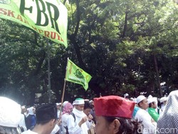 Massa FPI dan FBR Bergabung Kawal Pemeriksaan Habib Rizieq
