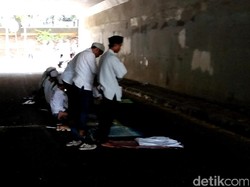 Momen Saat Massa FPI Salat di Kolong Jembatan Semanggi