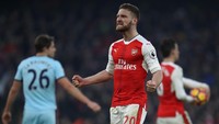 Arsenal harus mengeluarkan uang 35 juta pound atau sekitar Rp 607 miliar saat memboyong Shkodran Mustafi dari Valencia tahun lalu. Harga mahal itu ditebus lewat performa apik Mustafi di musim perdananya (Foto: Getty Images Sport/Julian Finney)