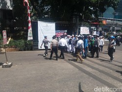Polisi Larang Massa FPI yang Coba Masuk dari Pintu Samping Polda