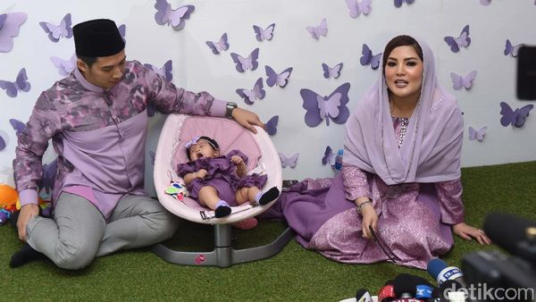 Gelar Aqiqah Anak, Nindy Serba Ungu