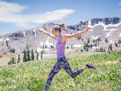 Penampilan Karlie Kloss Sporty Stylish di Iklan Terbaru Adidas