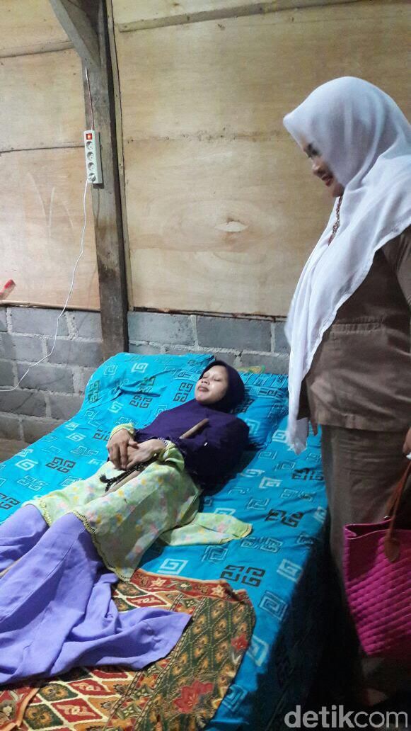 Sulami, warga Selorejo RT 31/11 Mojokerto, Kedawung, Sragen yang mengalami kelainan sehingga sekujur tubuhnya kaku