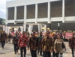 Jokowi Terbahak-bahak Saat Tonton Teater di HUT Megawati