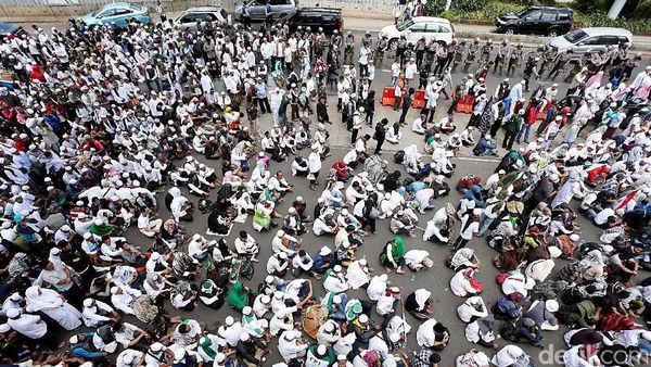 Massa FPI Putihkan Depan Polda Metro