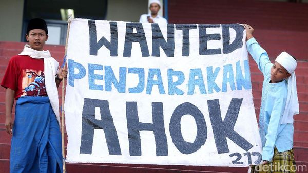 Massa FPI Bawa Sejumlah Poster