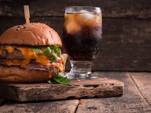 Gegara Makanan, 4  Orang Ini Tuntut Restoran Puluhan Miliar Rupiah!