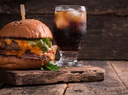 Gegara Makanan, 4  Orang Ini Tuntut Restoran Puluhan Miliar Rupiah!