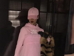 Rihanna Pakai High Heels dan Rok Balet Saat Demo Anti Donald Trump