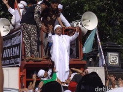 Di Atas Mobil Komando, Rizieq Bicara Pemeriksaannya di Polda Metro