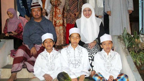 Mensos Jenguk Ayah Marshanda