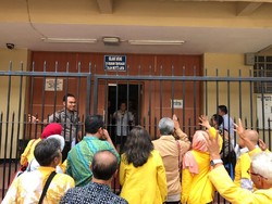 Alumni UI Tengok Sri Bintang di Tahanan Polda Metro