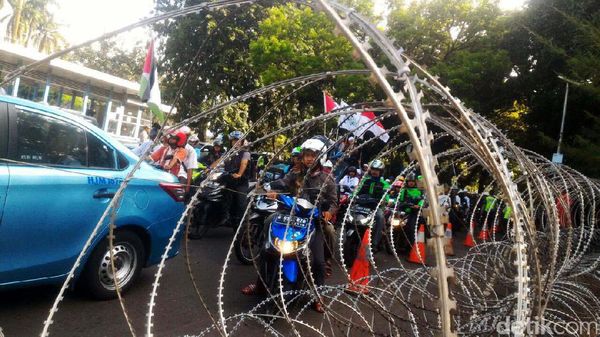 Kawat Berduri Siap Hadang Massa FPI