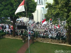 Massa FPI Mulai Bergerak ke Polda Metro, Polisi Ikut Mengawal